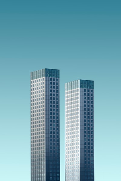 两座青色和白色的摩天大楼